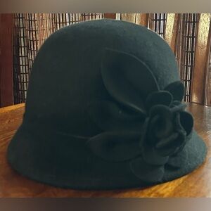 🖤🌹 Nine West Black Wool Cloche Hat w/ Floral Detail – Vintage Vibes! 🌹🖤
